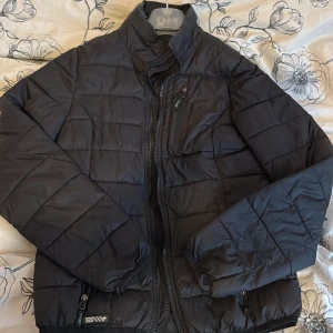 Jacka - Superfin jacka perfekt till höst/vår till tjejer. Dm för mer frågor eller intresse 