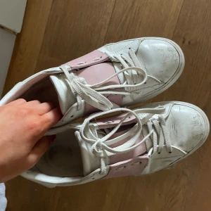 Valentinos  - Kollar intresset om nån skulle vilja byta ett par Valentinos mot mina då jag tröttnat på färgen.  Skriv isåfall!! ❤️‍🔥🤩