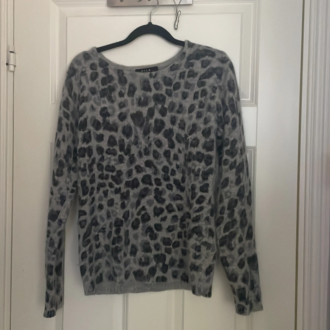 Vila geopard mönstard grå stickad tröja