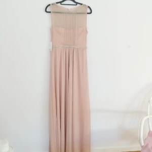 Klänning oanvänd - Hej säljer en superfin klänning som aldrig är använd då den skulle vara till ett bröllop men va för liten 