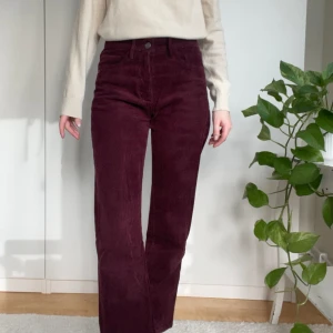 Manchesterbyxor, storlek 32 - Manchesterbyxor från Pull & Bear. Storlek 32/xxs. Bra skick. Vinröda. Tar emot prisförslag! 