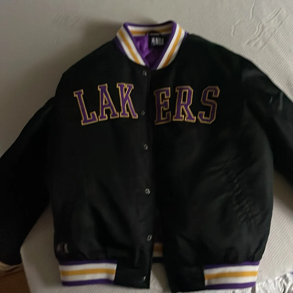 Säljer min lakers jacka som jag köpte i London för 750kr. Både killar o tjejer kan använda den. Den är knappt använd skulle jag säga. Priset går att diskutera vid snabbaffär!. Jackor.