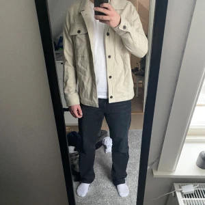 Overshirt - Oanvänd overshirt, dock lite skrynklig då den har legat i garderoben. Prislapp sitter fortfarande kvar, Nypris 1499!