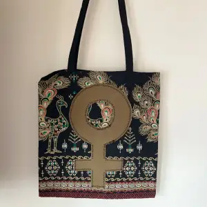 Handsydd tygkasse med motivet ”feminist”.   Tillverkad i 100% återvunna textilier.   Mått: 31x35 cm  Hämtas på Södermalm alternativt skickas med post. 