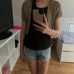 Gludig Kortärmad kofta - Säljer denna fina guldiga kofta då den ej används. Den är guldig med tre små guldknappar. Den är kort och gullig, passar perfekt nu till våren och sommaren. Passar på mig som är storlek s. Inga defekter förekommer. 💗