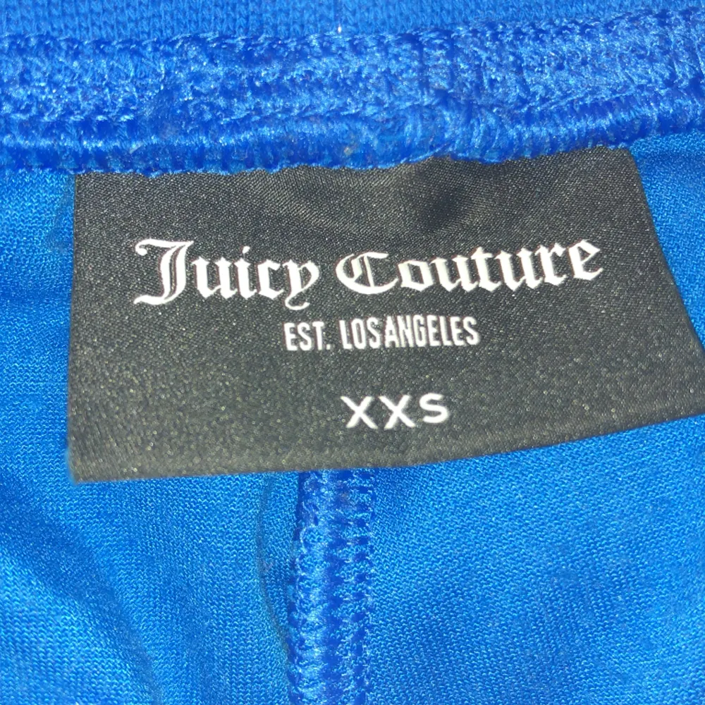 Jättefina juciy couture byxor som inte kommer till andvändning! De är helt i nyskick och är inte uppsydda! 💗 Skriv för fler bilder!💗. Jeans & Byxor.