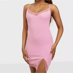 Jättefin rosa klänning, knappt använd💕
