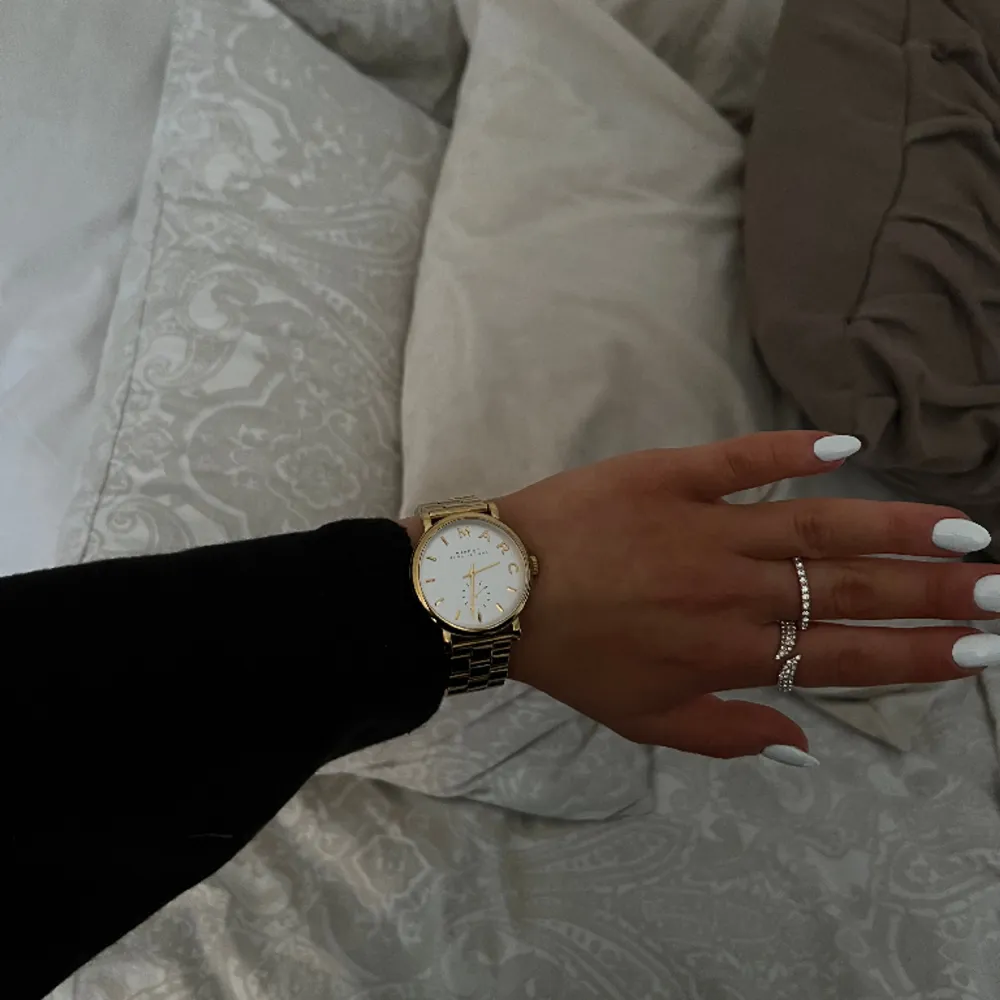 Min tjej säljer sin Marc Jacobs klocka då hon inte använder den. Använd fåtal gånger. Är i väldigt bra skick. Storlek: 5 cm i diameter ( 15 cm runt handleden ) Finns tyvärr ingen extra länk, så går bara att minska om man vill. Pris 1100kr. Accessoarer.