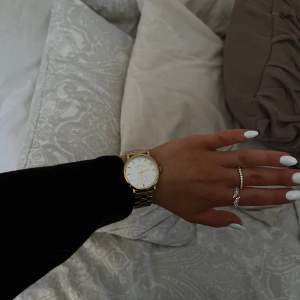 Min tjej säljer sin Marc Jacobs klocka då hon inte använder den. Använd fåtal gånger. Är i väldigt bra skick. Storlek: 5 cm i diameter ( 15 cm runt handleden ) Finns tyvärr ingen extra länk, så går bara att minska om man vill. Pris 1000kr