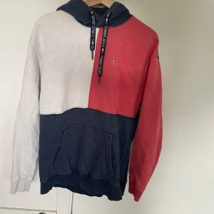 Tommy Hilfiger Hoodie (M) - Använder ej längre (måttliga spår av användning) Inköpspris 1199:-