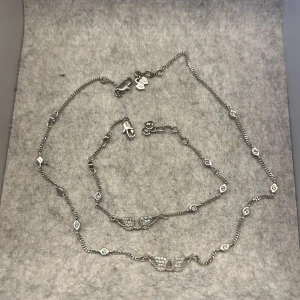 Zadig smycken (Armband & Halsband) - Ett set av halsband och armband från Zadig, allt är i äkta silver och tillsammans för båda är nypris 2 150 kr, jag säljer båda för 999kr💕Separat 700kr för halsband & 600 för armband✨Armband 19 cm och halsband 38 cm 🤍