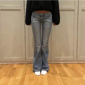 Low waist bootcut jeans, väldigt bra skick och så fina! Lånade bilder💞