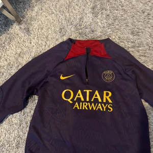PSG tracksuit  - Säljer min PSG tracksuit eftersom jag inte vill ha den mer och den är för liten. Har bara använt cirka 5 gånger. Dragkedjan är sönder på ena sidan men det är förra ägarens fel. Det går att fixa enkelt på en skrädderi.