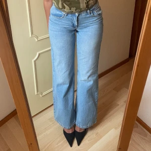 Lågmidjade Jeans - Helt nya jeans från Boohoo, köpta i en för liten storlek. Lågmidjade med vida ben. Alla lappar sitter kvar.  OBS! Dom är köpta på ”tall” avdelningen 💋