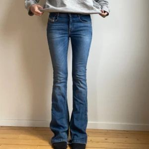 Diesel jeans - Inköpta för 1500. Långa i benen och midwaist. Lite slitningar längst ned på benen men passar ganska bra på stilen. 173 cm lång.