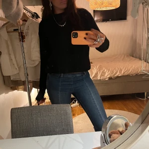 Svart stickad tröja - Säljer denna snygga och basic svarta stickade tröjan!!!🐆🐆 