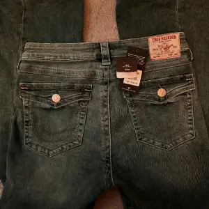 Säljer dessa as snygga jeans som är ifrån true religion och är helt nya, har bild på kvitto om det skulle behövas. Midjemått: 85 cm, storlek: 30. Nypris var omkring 1700kr