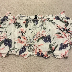 Somrig topp  - En jätte fin somrig topp med Blom mönster. Den är så gullig att ha på sommaren med massa gulliga små volanger 