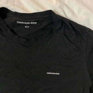 Calvin Klein T-shirt - Storlek L men skulle säga mer som M. Även slim fit så lite tajtare vid armarna osv. Köparen står för frakten. Priset kan diskuteras vid snabb affär.