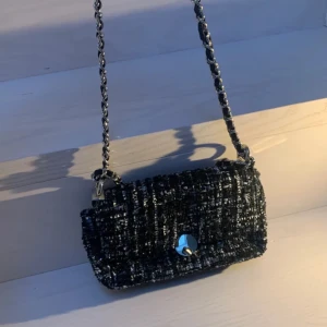 Väska 💕 - En fin väska med reglerbara band som jag köpte second hand för ett tag sedan 💕 (kan bäras som axelremsväska och axelväska). 