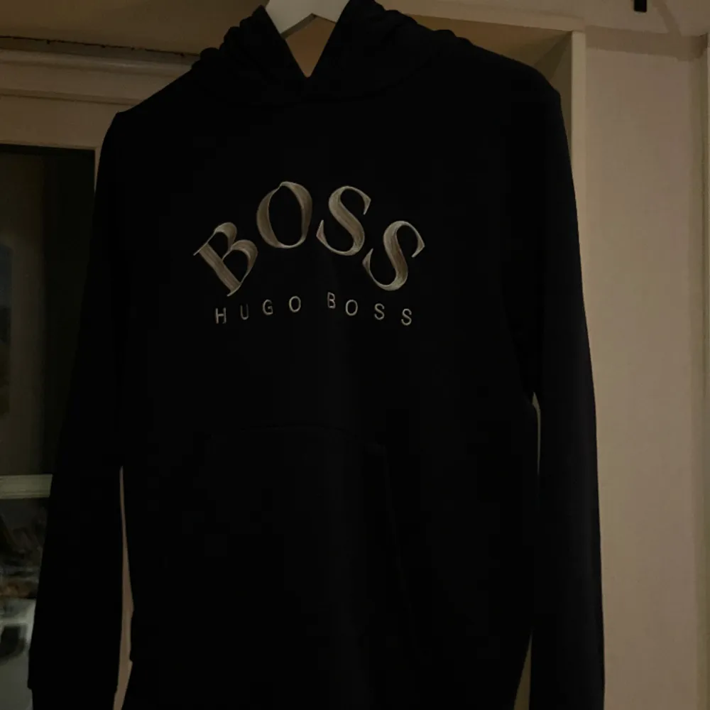 Hugo boss hoodie marinblå Strl 14 år Sparsamt använd Nypris ca 1500kr  OBS. det är barn storlek i 14 år. Hoodies.