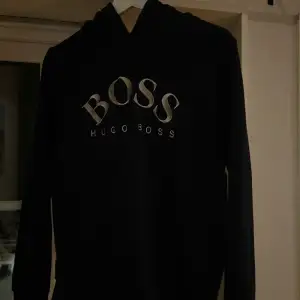Hugo boss hoodie marinblå Strl 14 år Sparsamt använd Nypris ca 1500kr  OBS. det är barn storlek i 14 år