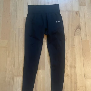 Oanvända ICIW träningstights  - Helt oanvända ICIW träningstights  Storlek M Säljs pågrund av att de inte passade  Säljer för 250 kr (nypriset var 700 kr)