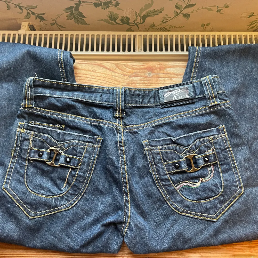 Så snygga jeans med unika detaljer, spännen på fickorna och en liten ficka i fram. Väldigt bra skick. Skriv för fler bilder.. Jeans & Byxor.