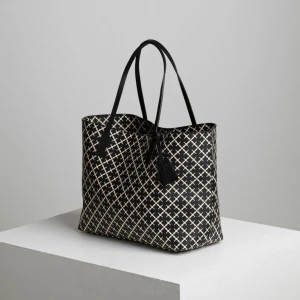 Marlene Birger väska  - Intresse koll på min Marlene Birger väska  Köpt för 2800kr Tyvärr några fläckar i botten av väskan annars är den väldigt lite  använd och i väldigt fint skick 