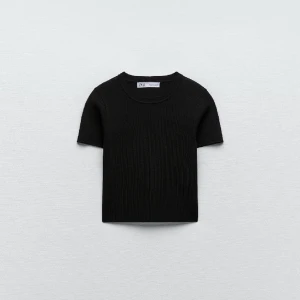 Ribbad T-shirt - Snygg kort ribbad t-shirt från zara, använd jätte bra skick