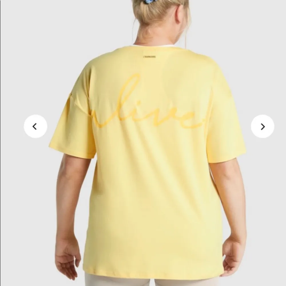 Gymshark Whitney Simmons T-shirt  Storlek: S Färg: Pollen   Sparsamt använda, som nya!. T-shirts.