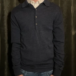 John Henric pikétröja  - En snygg mörkblå pikétröja i 100% merinoull i storlek small från John Henric. Tröjan är i väldigt bra skick och är sparsamt använd. Han på bilden är 174 cm. Vid ytligare frågor kontakta mig. Mvh Melker 