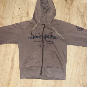 Y2k kofta - Säljer min aodanna kofta!! Inte helt ny men i väldigt bra skick! Storlek är XL. 