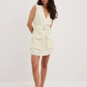 Cargoklänning Josephine HJ x Na-kd - Säljer denna klänning från Josephine Hj x na-kd, aldrig använd! Storlek 36