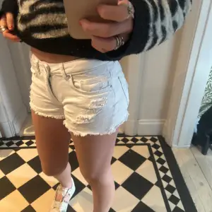 Super snygga jeans shorts. De är lågmidjade och lite för små för mig därav säljer jag dom. Midjemåttet 49cm. 