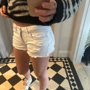 Jeans shorts  - Super snygga jeans shorts. De är lågmidjade och lite för små för mig därav säljer jag dom. Midjemåttet 49cm. 