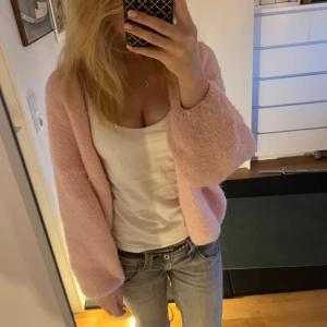 Kofta💕 - Säljer den här sjukt snygga o trendiga koftan från lindex, färgen är verkligen en DRÖM o passar så bra nu till våren🌷 Bara att höra av sig om du har frågor!