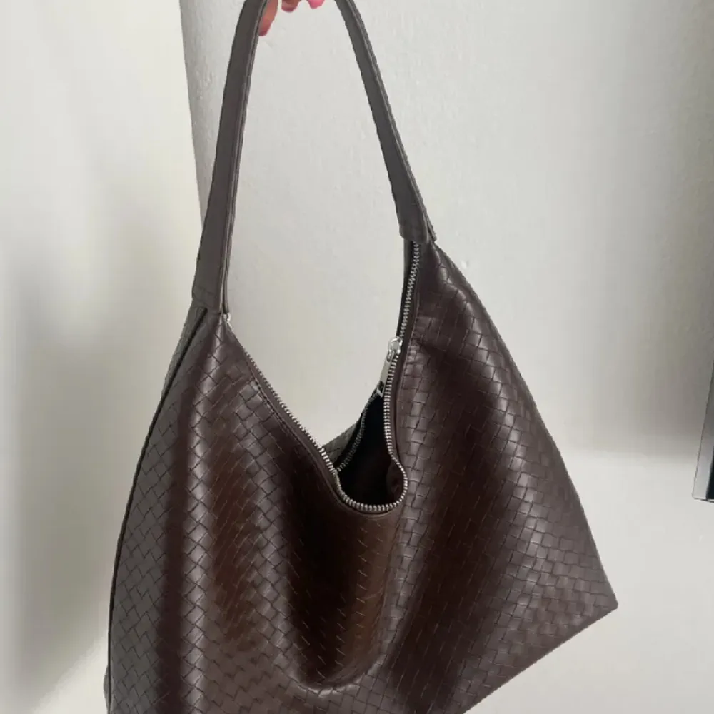 Söker denna bruna väska från Kappahl, köper direkt om någon säljer!💓. Väskor.