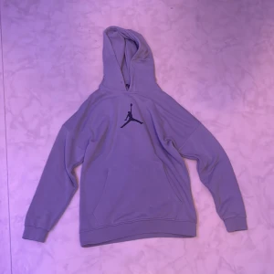 Jordan Hoodie - Nu säljer jag min gammla jordan hoodie. Den är i väldigt bra skick och har inga skador.  Skicka gärna Pm för mer information   (köpare står för frakt, men jag kan även mötas upp i Malmö).