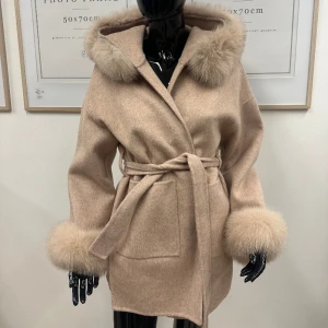 Vanessa coat Camel  - Kappa med äkta avtagbar päls. Helt ny och oanvänd. Ord pris 2399kr 