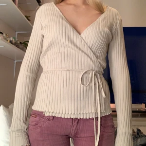 Knytblus - Beige ribbad knytblus från Other & Stories 