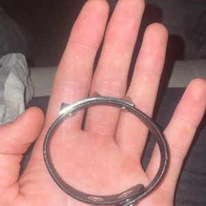 Nitarmband som ser ut som ett valentino armband - Fett armband som ser ut som valentino armband