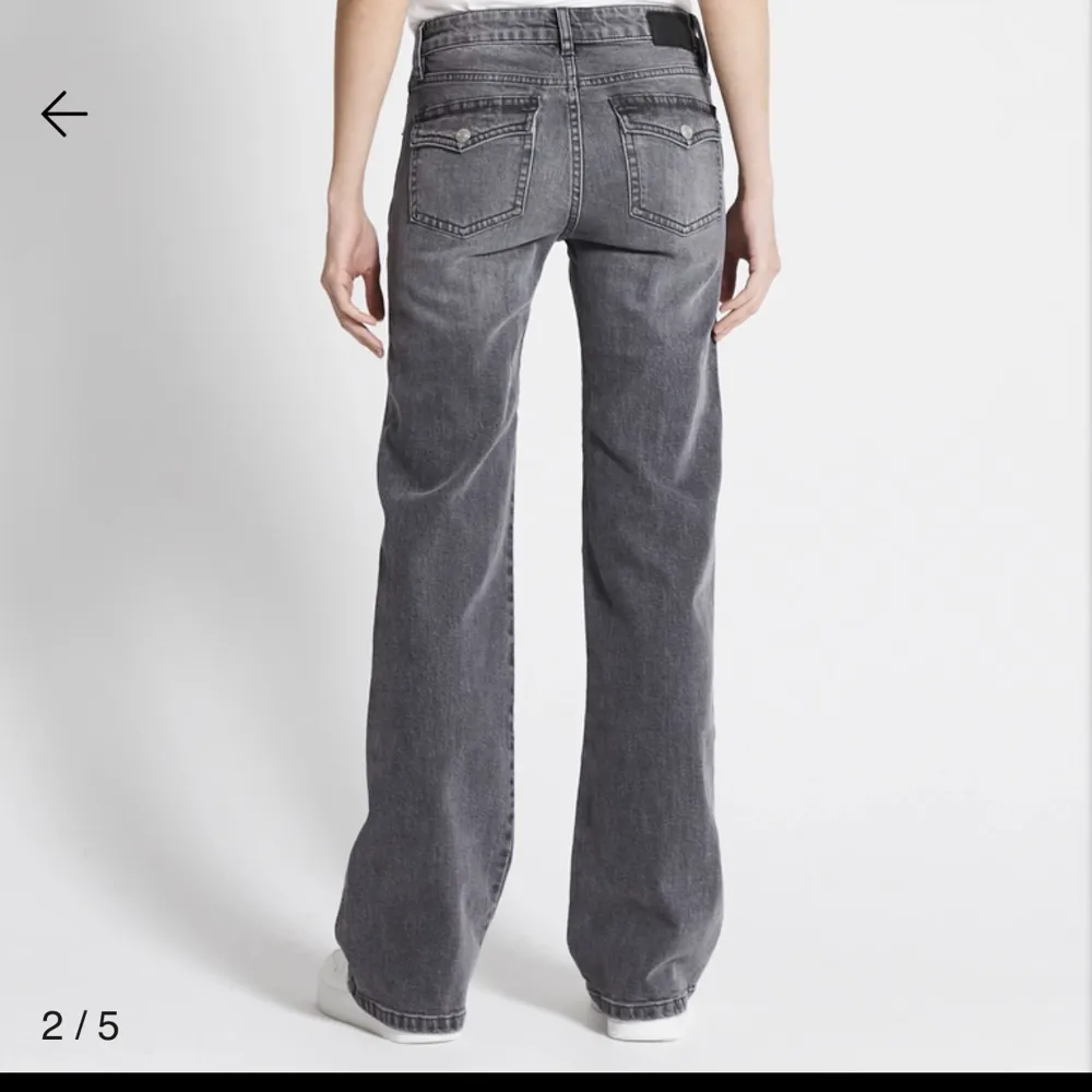 Endast provade med lapparna kvar!  Köpta för en månad sedan 🩷 Storlek Small i short length . Jeans & Byxor.