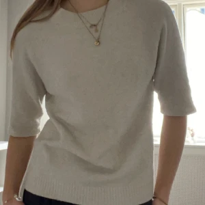 Stickad T-shirt  - Säljer en stickad T-shirt som egentligen är en tröja men ärmarna är avklippta och sydda. Skriv till mig innan du köper plagget!!!!