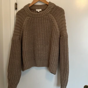 Stickad tröja  - Säljer min brun stickade tröja från h&m för att den inte längre kommer till användning. Den är i storlek L men passar bra på mig som har stoelek M. Original priset är 299kr.