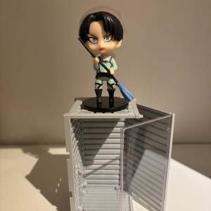 Levi action figure.Displayboxen ingår.Färg alternativ för displayboxen är svart och grå.Skriv gärna privat om fler bilder önskas eller om det är något du undrar