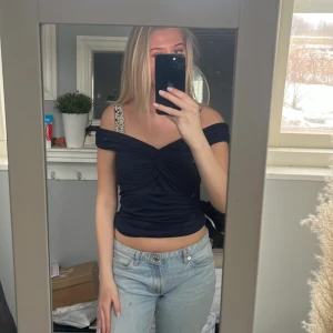 Blå off Shoulder tröja - Använd 1 gång helt ny köpte o London ❤️