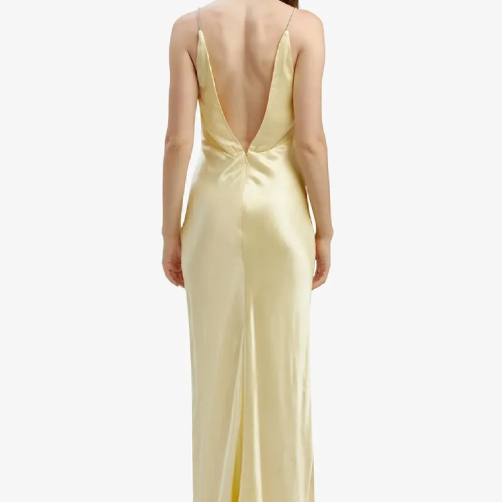 Säljer denna jättefina klänning från Bardot (Capri Diamonte Slip Dress) i strl S. Helt oanvänd med lappar kvar. Perfekt till sommaren eller som balklänning🫶🏼  Skriv gärna ett pris, den kostade 1300 plus tull på 500kr, totalt har jag betalat ca 1800kr🥰. Klänningar.