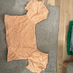 Topp - Orange/blommig top från BikBok. Använd få gånger.