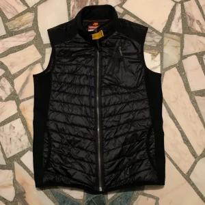 Parajumpers Zavier vadderad väst  - Tja! Säljer nu min Parajumpers väst som är i ny skick. Säljer den på grund av att jag har tröttnat på den och vill testa något ny. Jag är 175 och är lite stor på mig men är du 180 skulle jag säga att den passar perfekt, priset är ej hugget i sten.